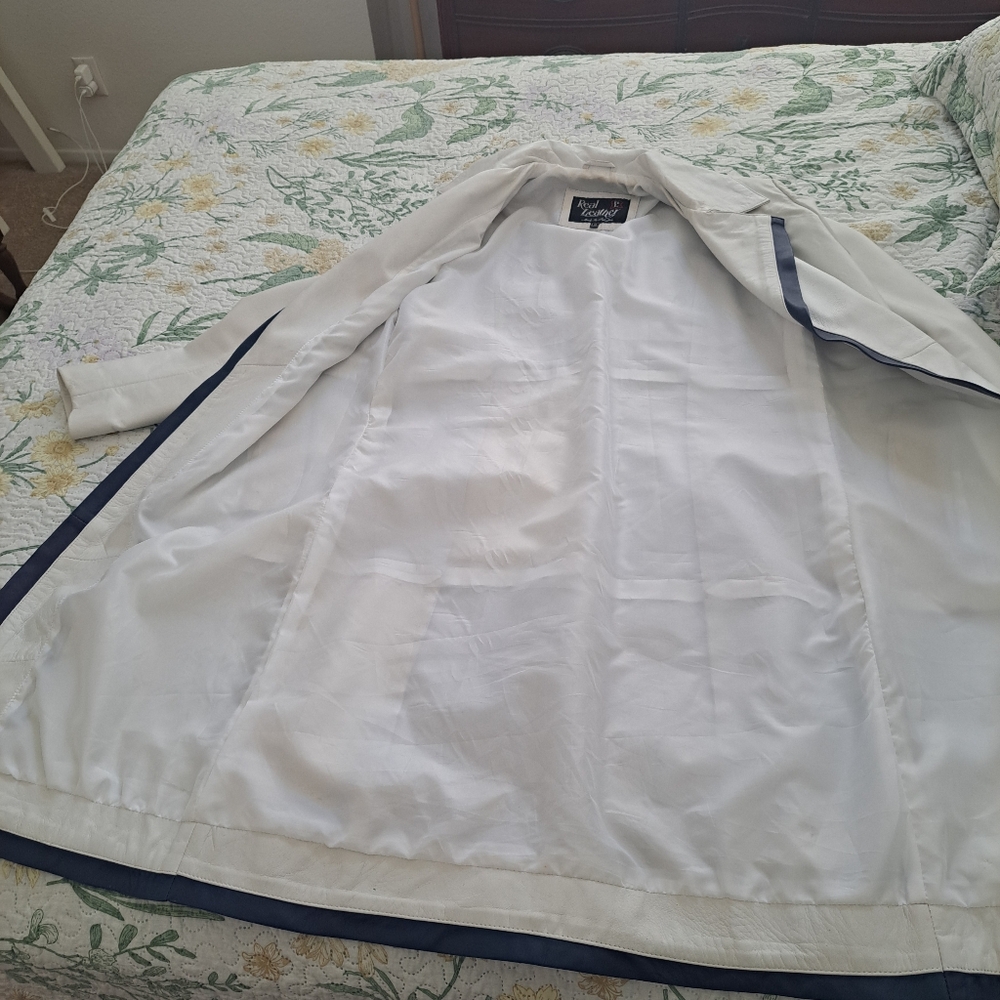 Beautiful Lightweight Fully Lined Trenchcoat - image 4